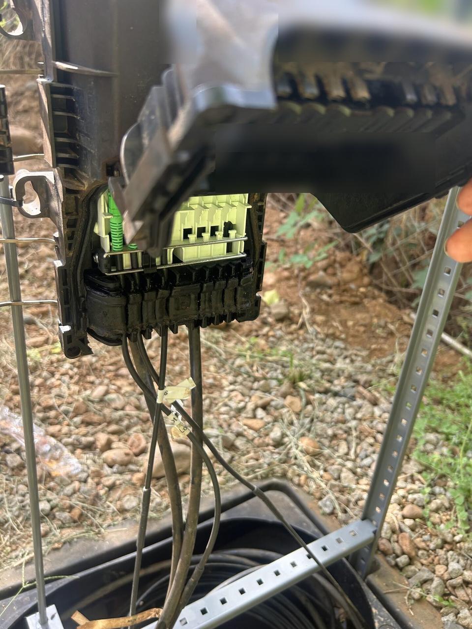 Outdoor fiber distribution unit for customer drops during fiber preparation during an Alrty onsite service visit