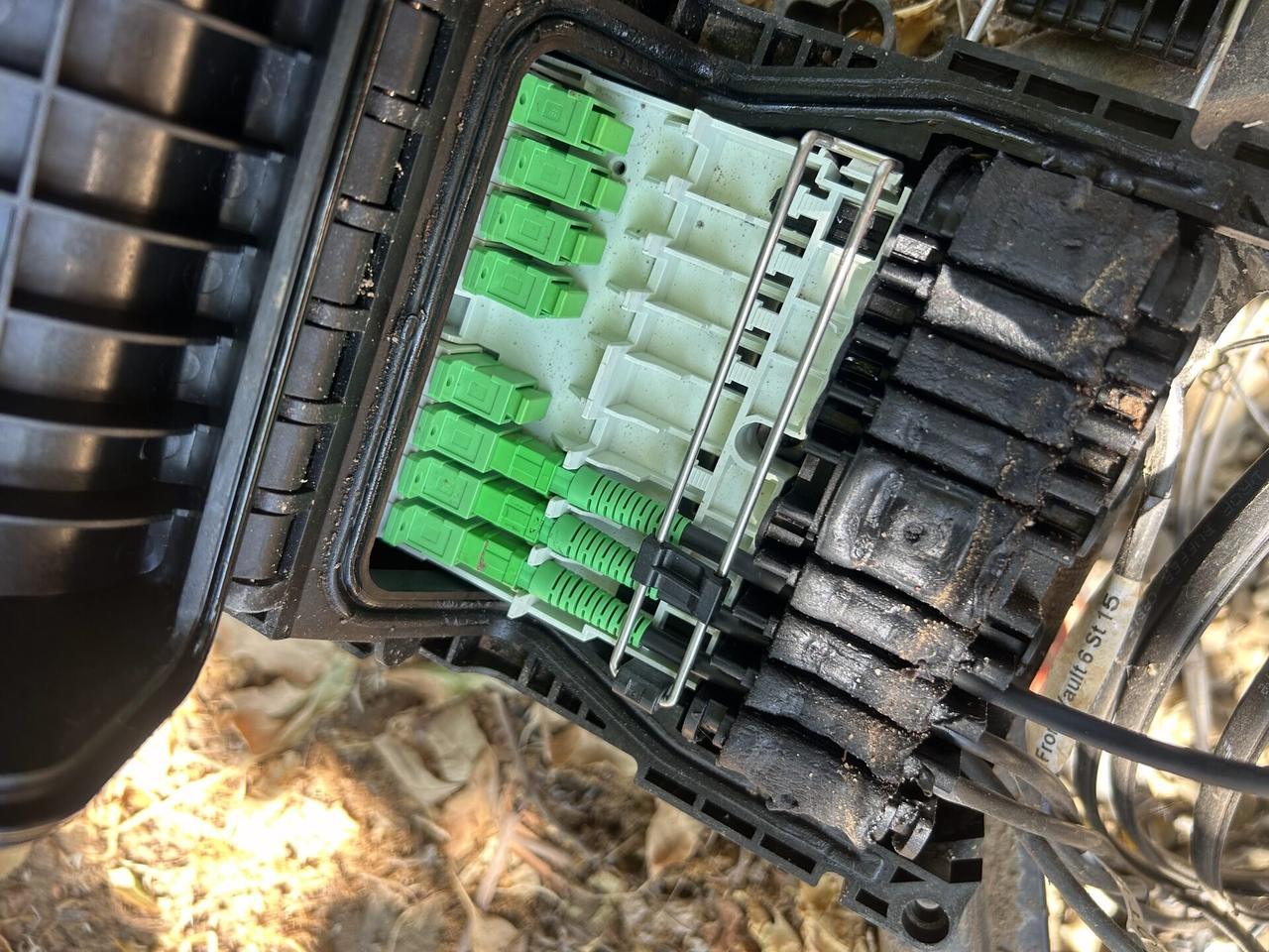 Outdoor fiber distribution unit for customer drops during fiber preparation during an Alrty onsite service visit