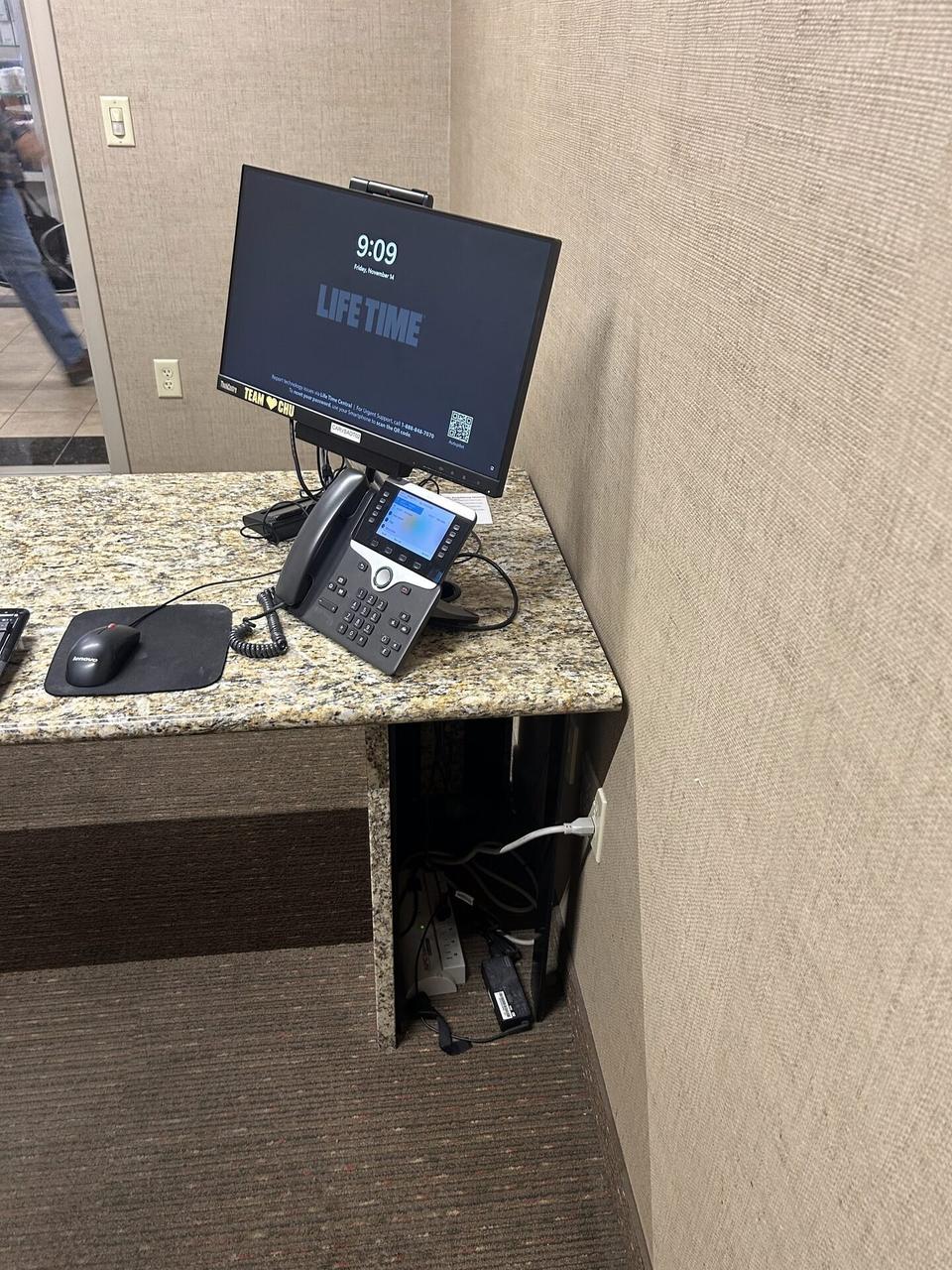 Business workstation hardware and monitor cabling during workstation validation documented for a smart technology service call