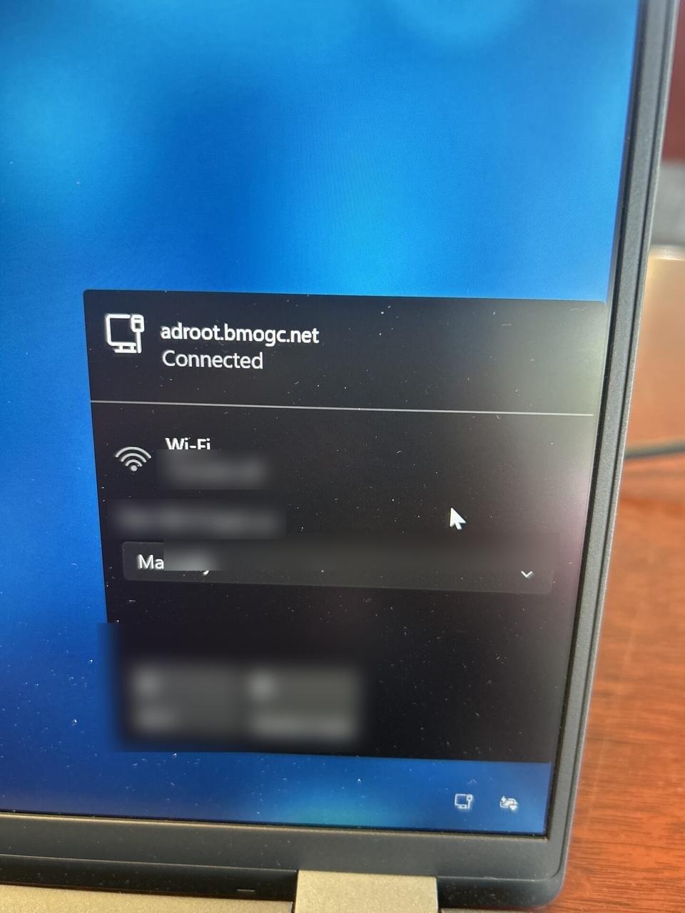 Smart technology service detail: workstation screen and connected equipment check at the service location