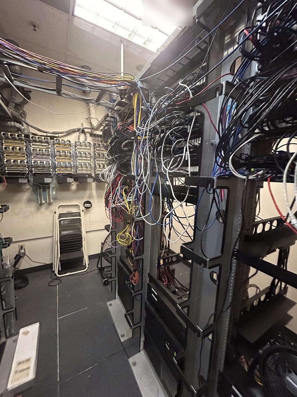 Server-room teardown and network equipment inventory during an Alrty onsite service visit