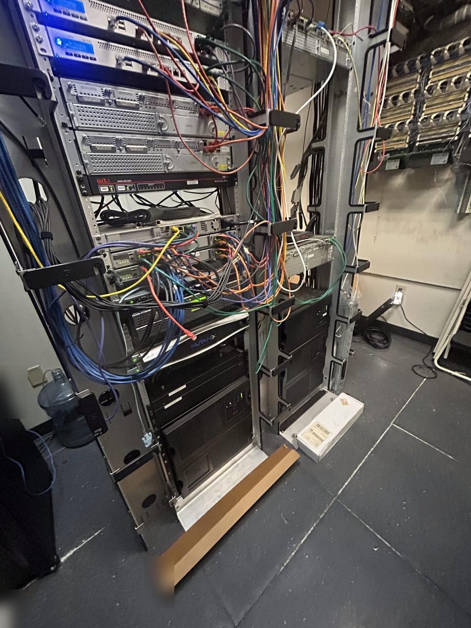 Smart technology service detail: server-room teardown and network equipment inventory