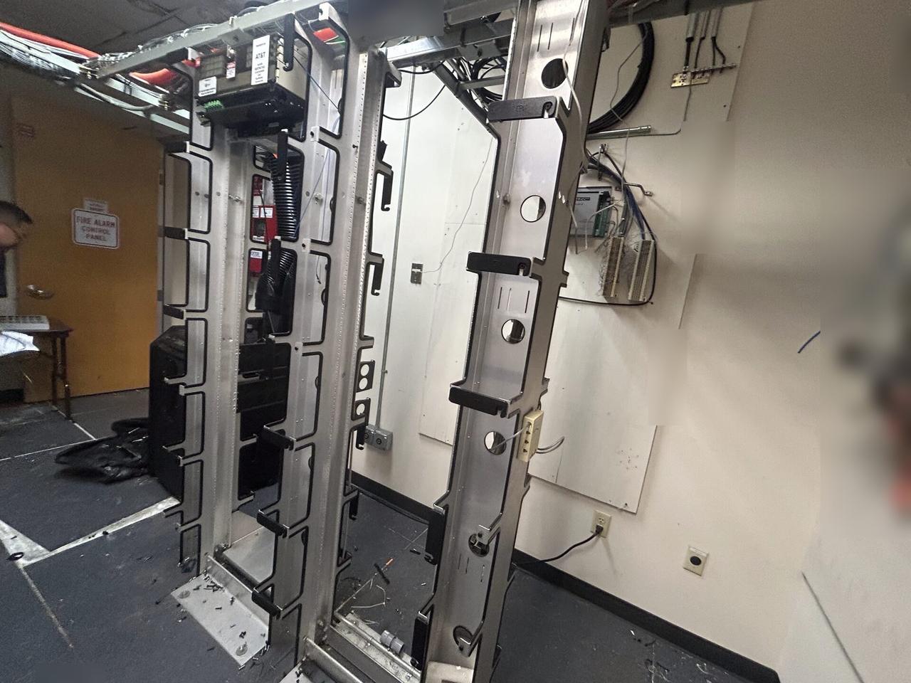 Smart technology service detail: server-room teardown and network equipment inventory